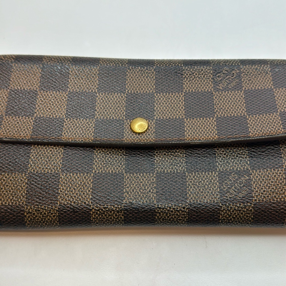 11046 Louis Damier Long Wallet in good condition, Snap not working Easy fix!!
